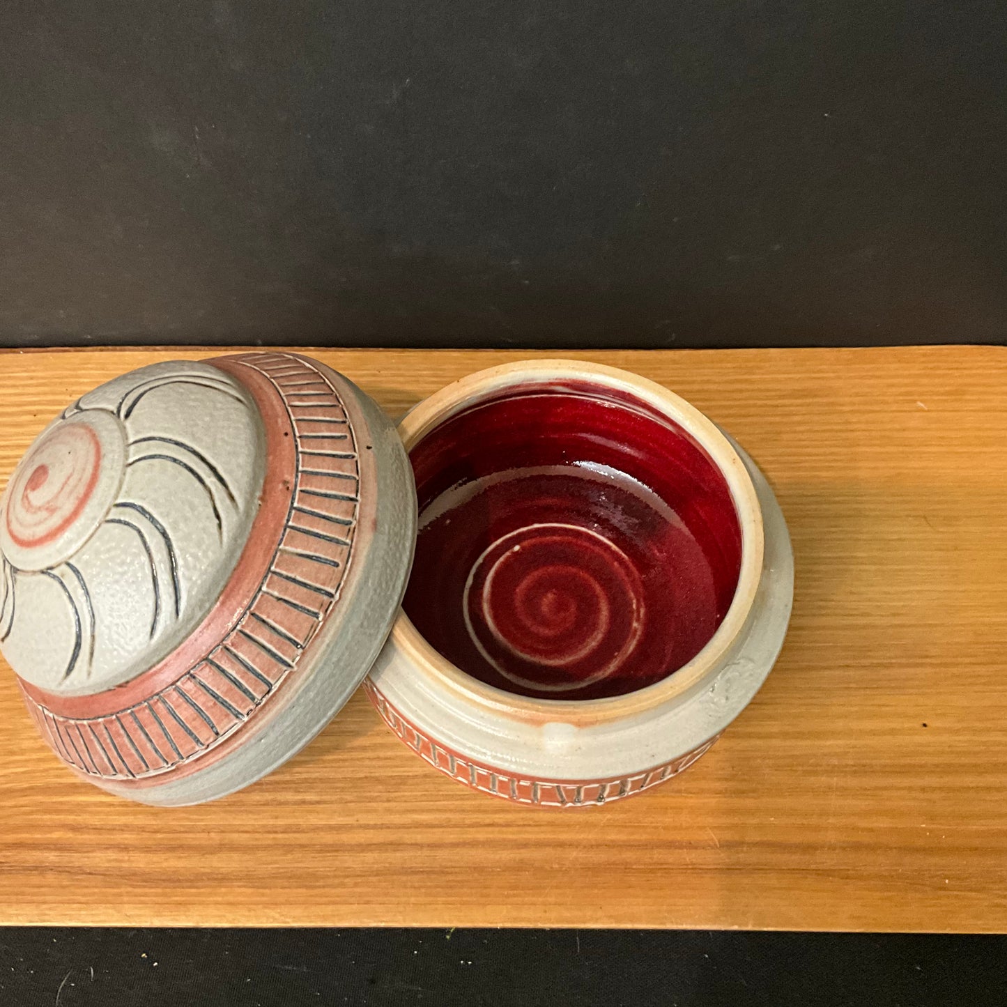 Lidded Dish Gray with Pink Incised Design