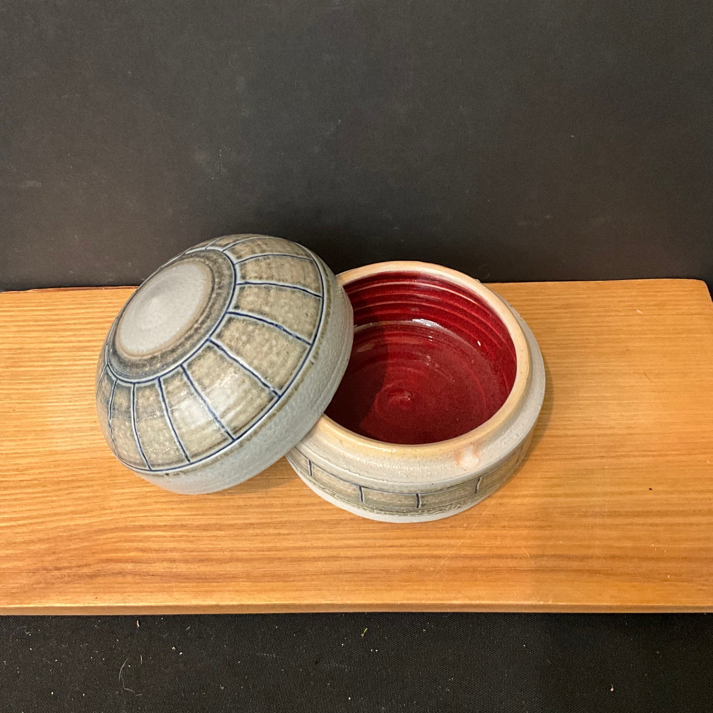 Lidded Dish Gray with Blue Incised Rays