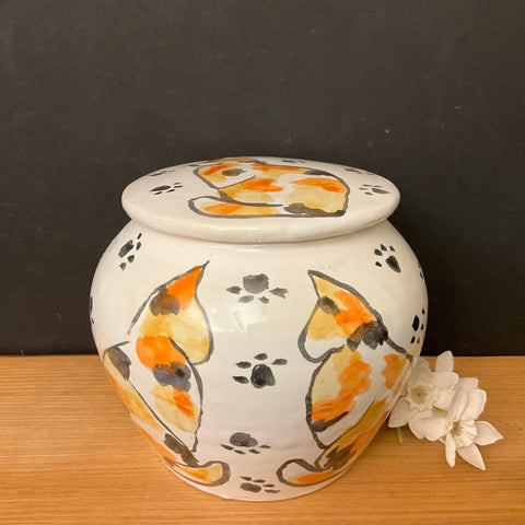 Ginger Jar White with calico cats