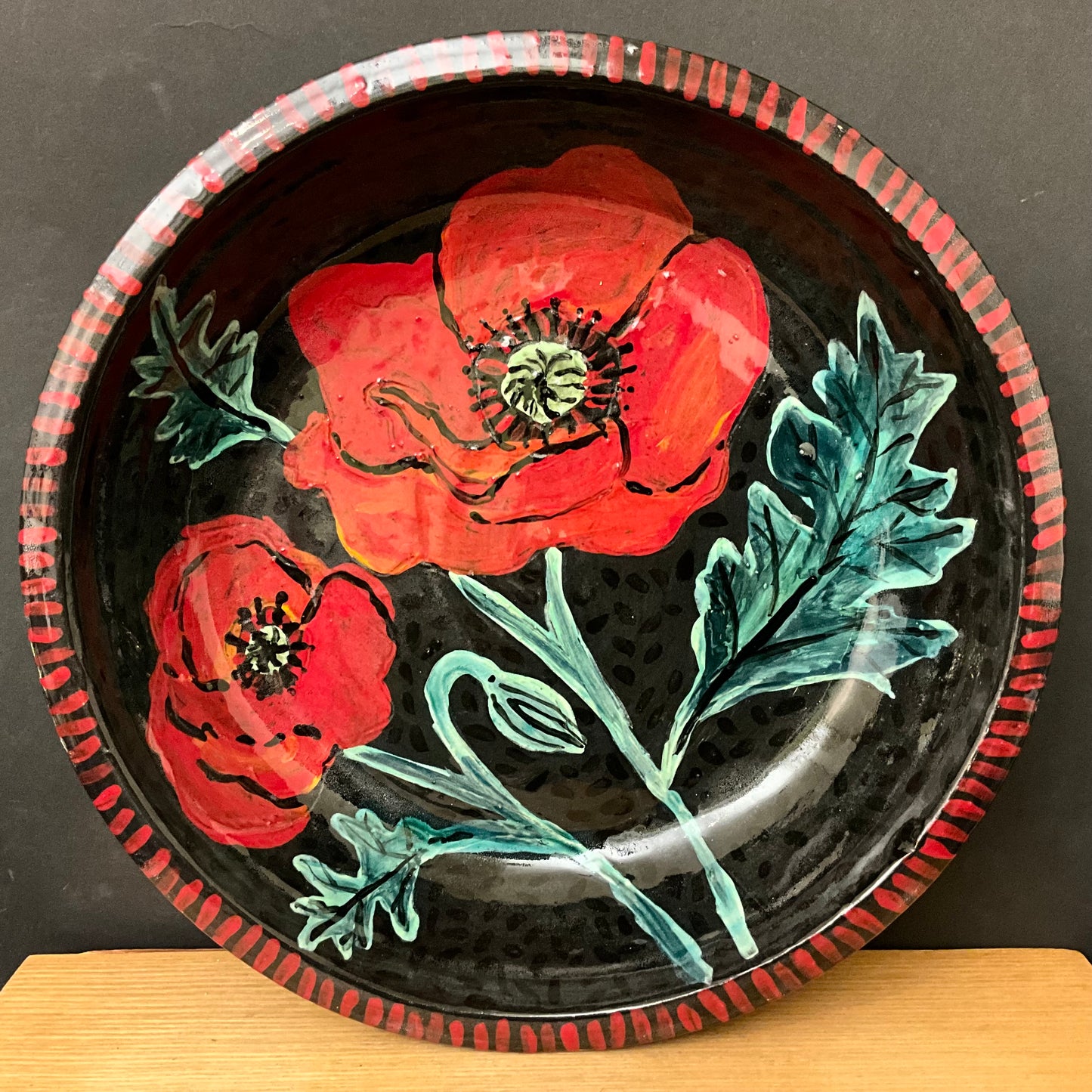 Pie Plate Black with Red Poppies