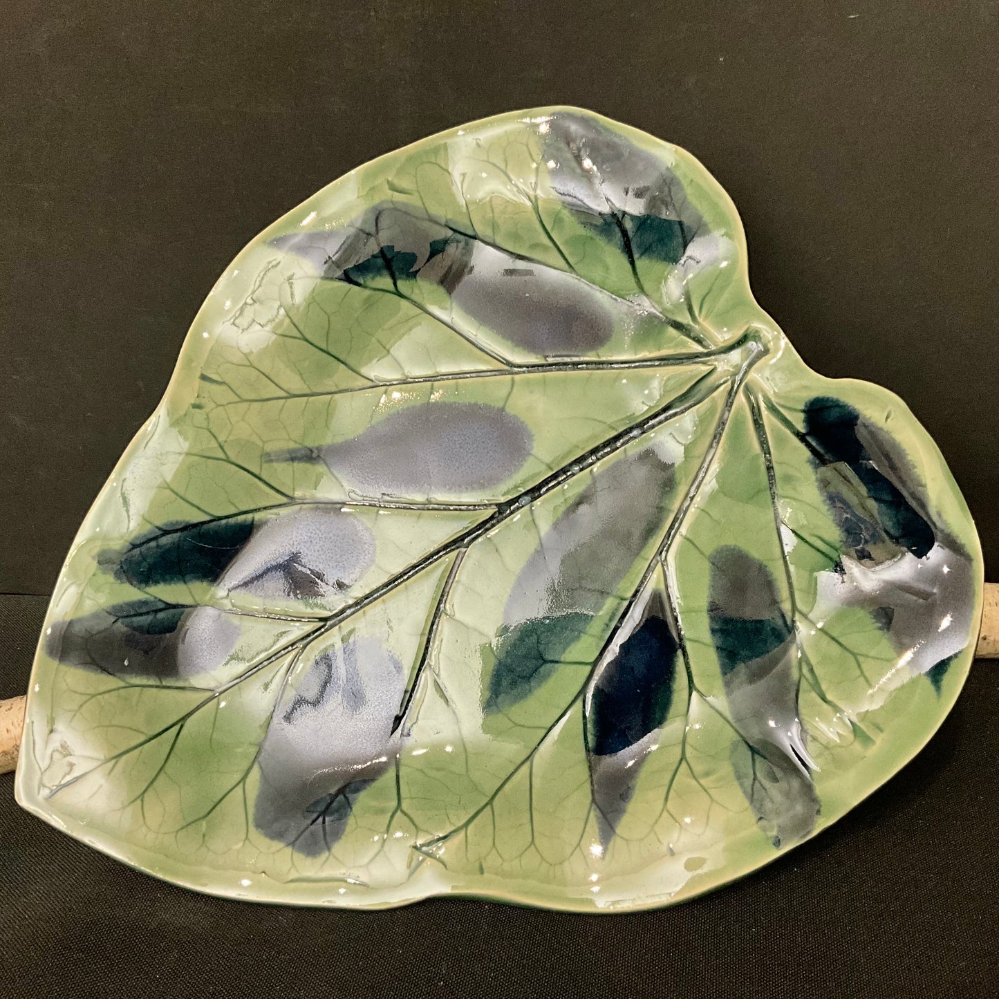 Hosta Leaf Plate in Green with Dark Blue Details