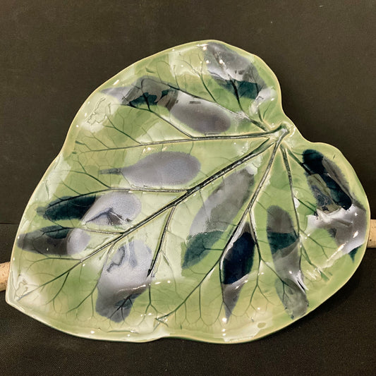 Hosta Leaf Plate in Green with Dark Blue Details