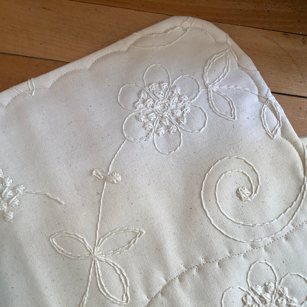 Set of 2 Placemats in White Embroidered Fabric