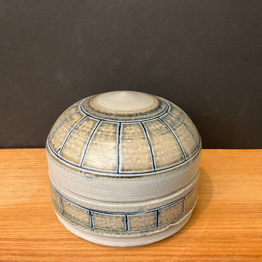 Lidded Dish Gray with Blue Incised Rays