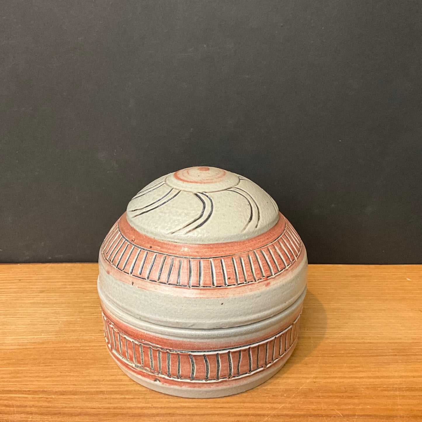 Lidded Dish Gray with Pink Incised Design