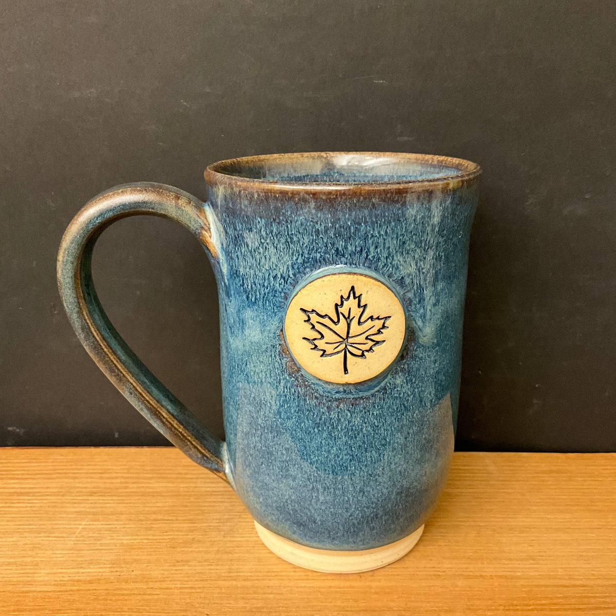 Mug Maple Leaf Rutile Blue