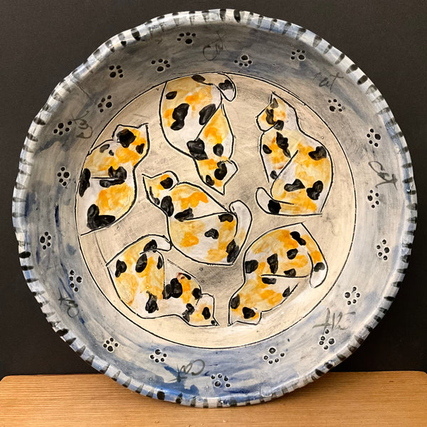 Pie Plate with Calico Cats