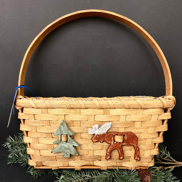 Williamsburg Wall Basket w Ceramic Moose & Spruce